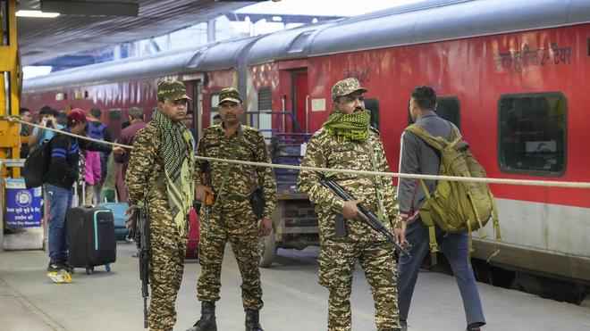 नई दिल्ली रेलवे स्टेशन पर भगदड़ के बाद कड़ी सुरक्षा, यात्रियों का तांता जारी