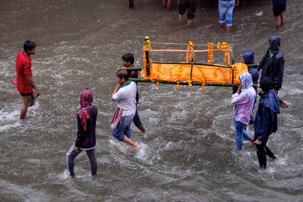 देश भर में भारी बारिश से 120 से ज्यादा की मौत, पटना में जनजीवन अस्त-व्यस्त