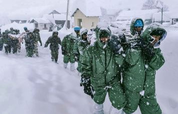 उत्तराखंड: माणा में रेस्क्यू ऑपरेशन का तीसरा दिन, बर्फ में फंसे 4 मजदूरों की जिंदगी बचाने की जंग