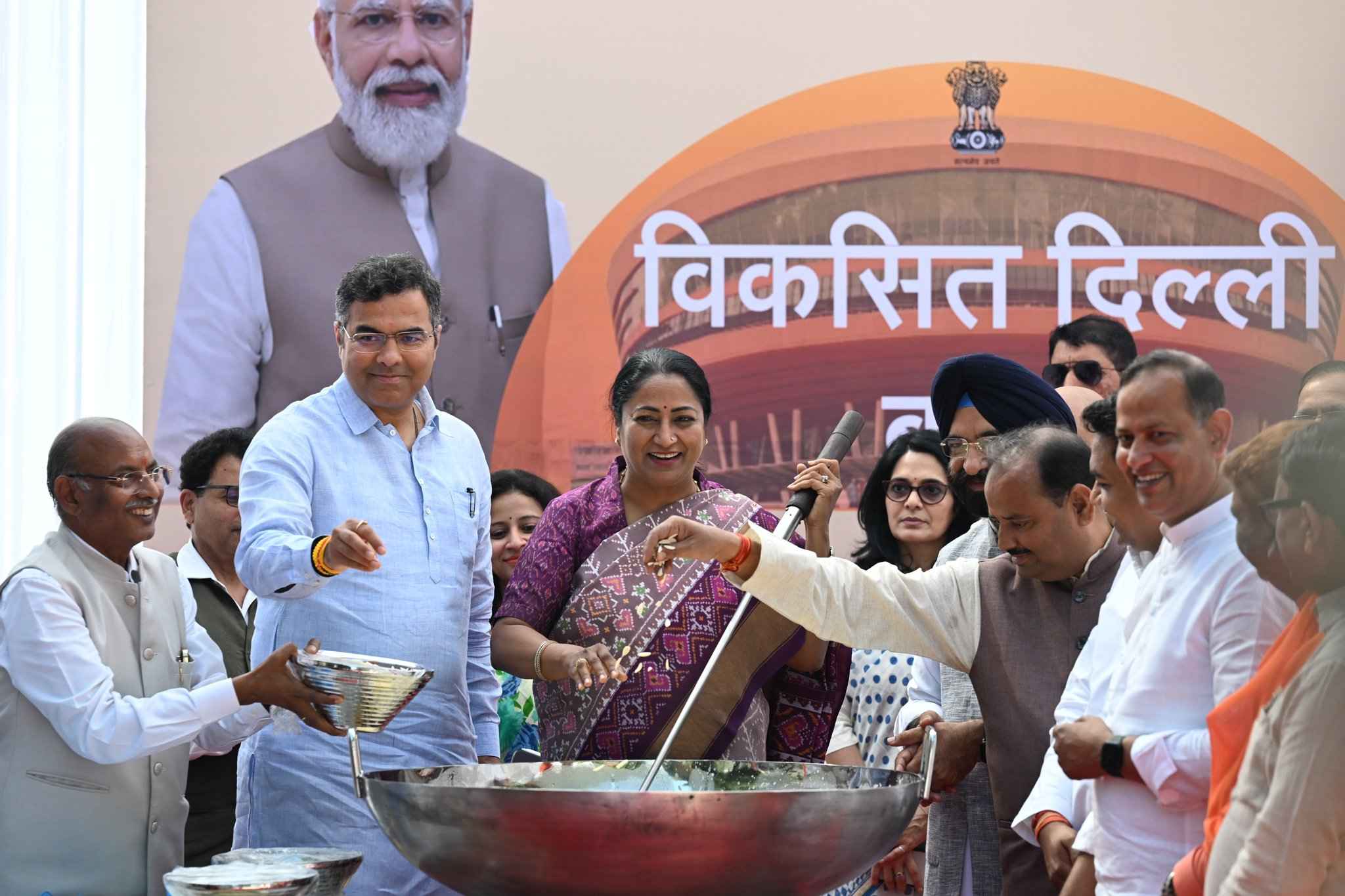 दिल्ली बजट सत्र की शुरुआत 'खीर' समारोह से हुई; भाजपा नेताओं ने कहा- 'मिठास प्रगति का प्रतीक'