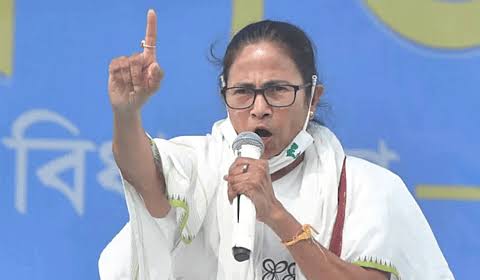 'बंगाल में डिवाइड एंड रूल की नीति नहीं चलेगी', वक़्फ़ कानून को लेकर मुस्लिमों से ममता बनर्जी ने की ये अपील