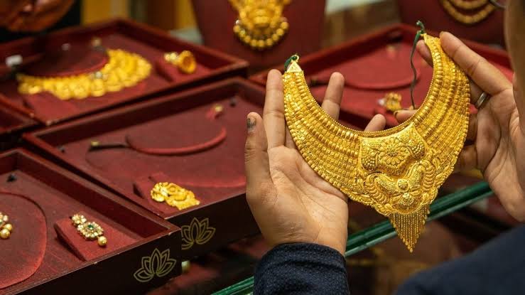 सोने ने तोड़ा अपना ही रिकॉर्ड, रेट पहली बार 1 लाख रुपये प्रति 10 ग्राम के पार