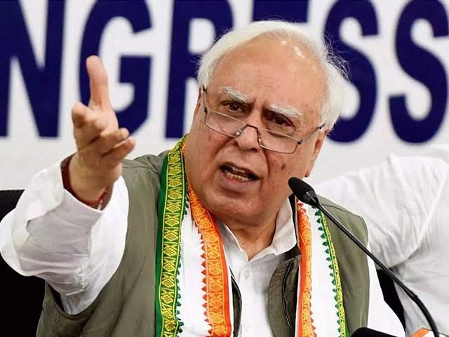 'न संसद, न कार्यपालिका, संविधान सर्वोच्च है...', धनखड़ के बयान पर सिब्बल का पलटवार