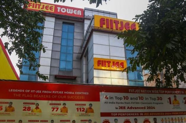 FIITJEE के मालिक डीके गोयल पर ईडी का बड़ा एक्शन, दिल्ली-नोएडा समेत 10 ठिकानों पर मारे छापेमारी