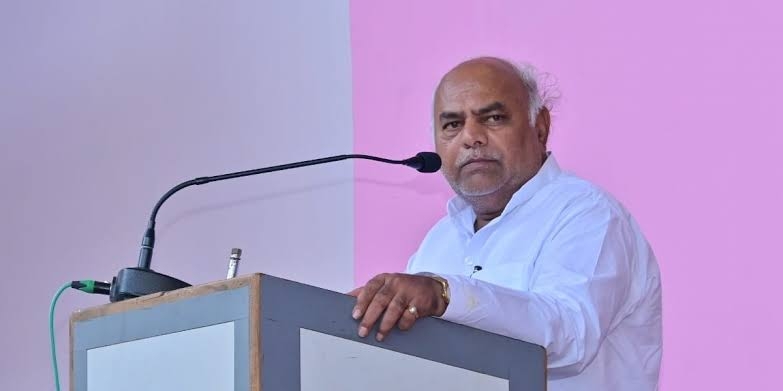 कर्नाटक: मंत्री शिवानंद पाटिल ने विधायक पद छोड़ा, यतनाल की चुनौती स्वीकार की
