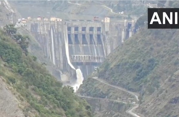 चिनाब नदी पर सलाल बांध के सभी गेट बंद, रियासी में जलस्तर में जबरदस्त गिरावट