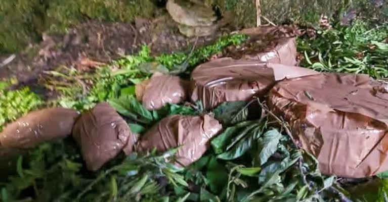 पुंछ में आतंकी ठिकाने का भंडाफोड़, सेना ने बरामद किए आईईडी और वायरलेस सेट