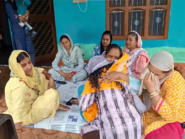 पाकिस्तान की कायराना हरकत से पुंछ में पसरा मातम, लोग बोले- 'मोदी सरकार हमें बंकर प्रदान करे'