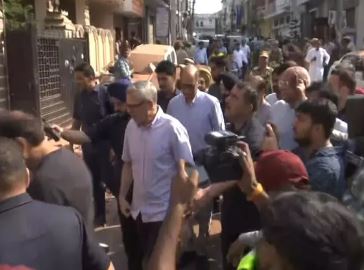जम्मू-कश्मीर के मुख्यमंत्री अब्दुल्ला ने जम्मू में विस्फोट से प्रभावित रिहायशी इलाके का दौरा किया