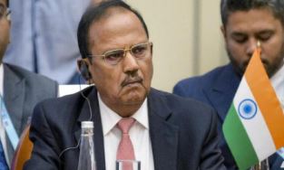 चीन के विदेश मंत्री ने एनएसए डोभाल से बात की, पाकिस्तान के साथ स्थायी युद्धविराम की अपील की