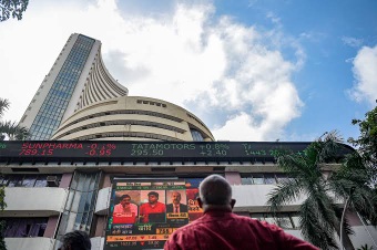 सीजफायर और यूएस-चीन ट्रेड ब्रेकथ्रू से बाजार में उछाल, सेंसक्स 81,900 के करीब, निफ्टी में भी तेजी
