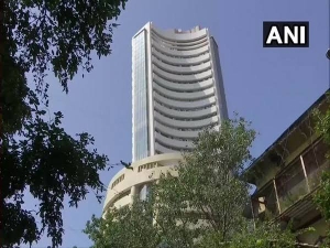 सेंसेक्स की 2200 अंकों की तेजी के बावजूद फार्मा स्टॉक्स में गिरावट! क्या ट्रंप की ये पॉलिसी है वजह?