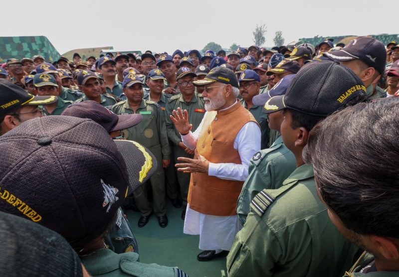 प्रधानमंत्री मोदी ने आदमपुर वायुसेना अड्डे का दौरा किया, जवानों से की मुलाकात