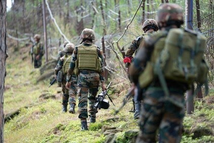 कश्मीर: शोपियां में मुठभेड़ में लश्कर के तीन आतंकवादी ढेर, तलाशी अभियान अभी भी जारी