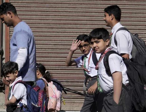 भारत-पाक सीजफायर के बाद सीमावर्ती जिलों को छोड़कर कश्मीर में स्कूल, कॉलेज पुन: खुले