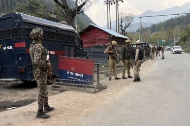जम्मू-कश्मीर में आतंकियों के खिलाफ पुलिस की बड़ी कार्रवाई, श्रीनगर में 11 ठिकानों पर छापेमारी