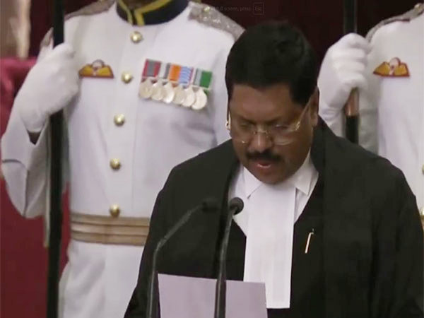 भारत के नए मुख्य न्यायाधीश बने न्यायमूर्ति बीआर गवई, राष्ट्रपति मुर्मू ने दिलाई शपथ