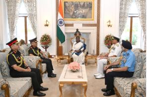 सेना के तीनों अंगों के प्रमुखों ने राष्ट्रपति मुर्मू को ‘ऑपरेशन सिंदूर’ संबंधी जानकारी दी, सशस्त्र बलों की वीरता की सराहना