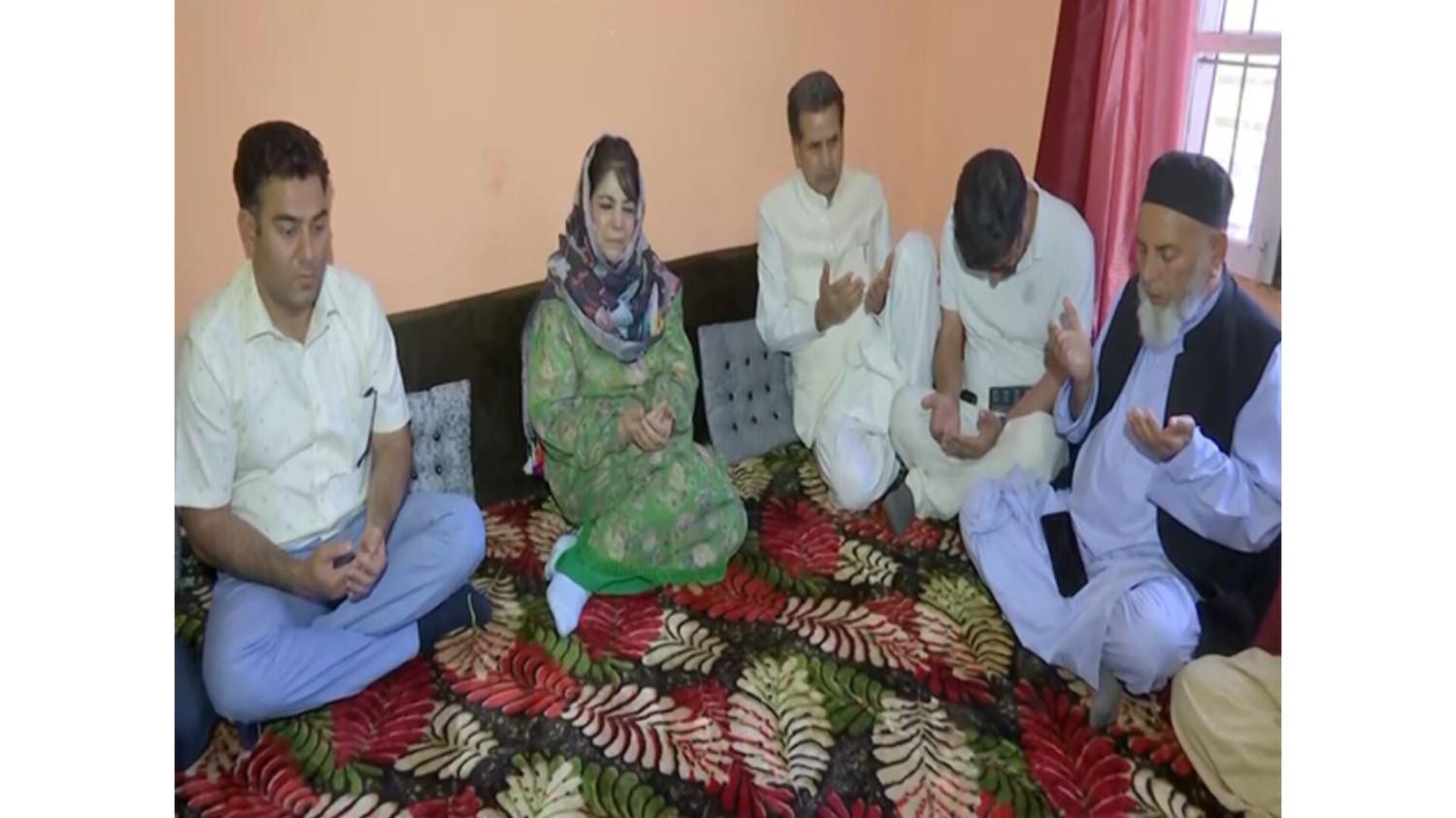 महबूबा मुफ्ती ने पुंछ में पाकिस्तानी गोलाबारी में मारे गए नागरिकों के परिवारों से मुलाकात की