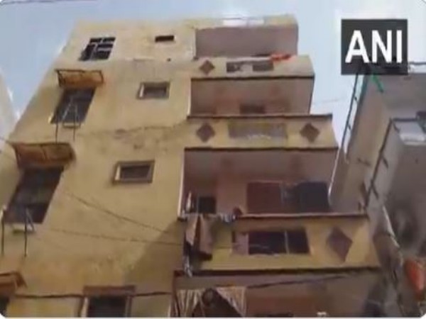 दिल्ली: शाहदरा में चार मंजिला इमारत झुकने से दहशत, नगर निगम ने लोगों को बाहर निकाला