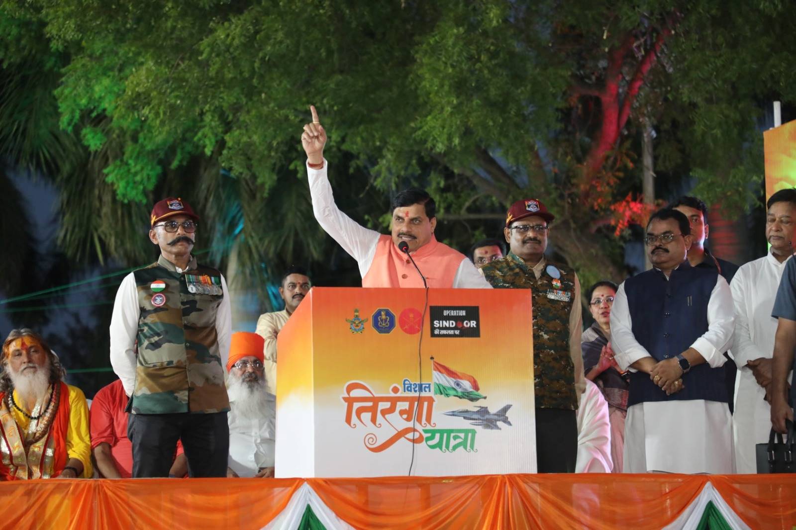 मुख्यमंत्री डॉ. मोहन यादव ने तिरंगा यात्रा को किया संबोधित, रोशनपुरा चौराहे से निकली यात्रा में सभी समाज और धर्मगुरूओं के साथ नागरिकों ने की व्यापक भागीदारी