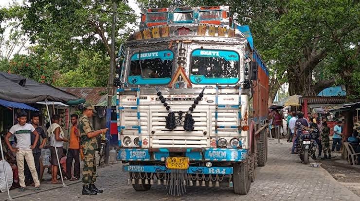 रेडीमेड गारमेंट बैन पर भारत के इस एक्शन से बांग्लादेश को झटका, 36 ट्रक बॉर्डर ओर फंसे