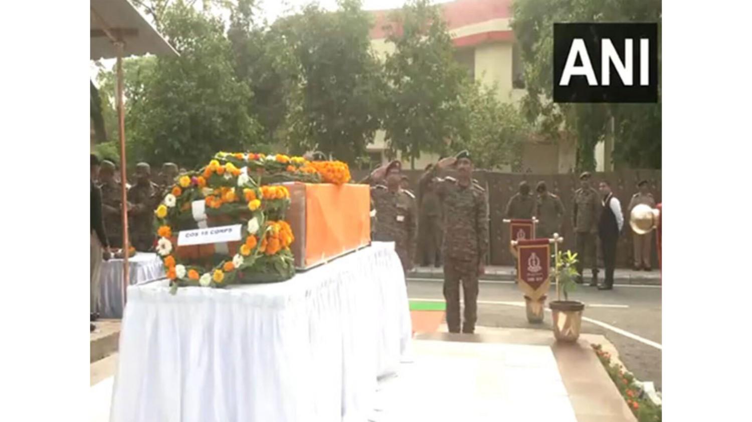 जम्मू-कश्मीर: किश्तवाड़ मुठभेड़ में शहीद हुए सिपाही गायक संदीप पांडुरंग के सम्मान में पुष्पांजलि और तोपों की सलामी दी गई