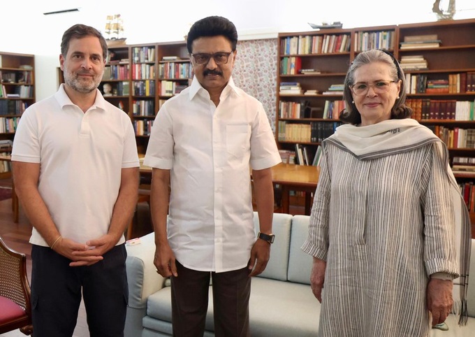 नीति आयोग की बैठक के लिए स्टालिन दिल्ली में; सोनिया, राहुल से  की मुलाकात