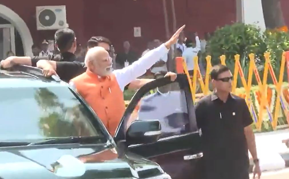 प्रधानमंत्री मोदी दो दिवसीय दौरे पर गुजरात पहुंचे; वडोदरा में किया रोड शो