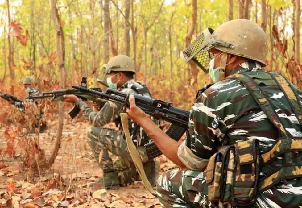 झारखंड में सुरक्षा बलों के साथ मुठभेड़ में माओवादी कमांडर ढेर, 15 लाख का इनामी उग्रवादी घायल
