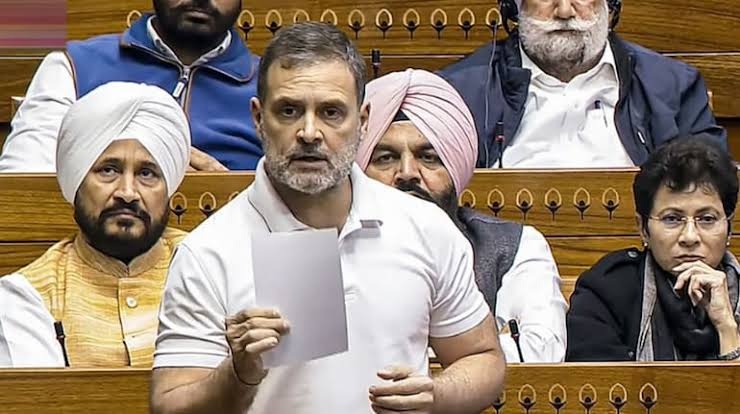 राहुल गांधी पर भड़की उद्धव ठाकरे की शिवसेना, सावरकर पर टिप्पणी को लेकर दी ये धमकी