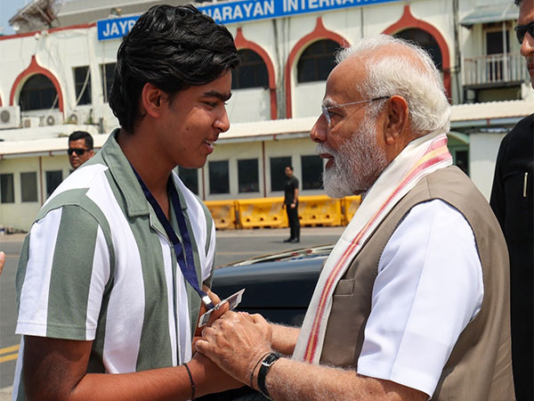 पटना एयरपोर्ट पर 14 साल के वैभव सूर्यवंशी से मिले पीएम मोदी
