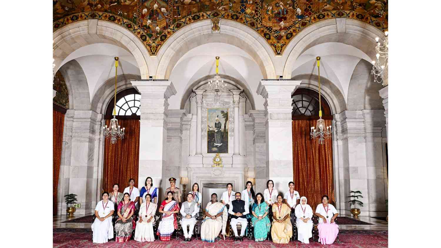 राष्ट्रपति मुर्मू ने राष्ट्रपति भवन में 15 पुरस्कार विजेताओं को राष्ट्रीय फ्लोरेंस नाइटिंगेल पुरस्कार प्रदान किए