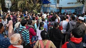 बंगाल: राज्य सचिवालय जाते समय करीब 100 प्रदर्शनकारी बेरोजगार शिक्षकों को लिया हिरासत में