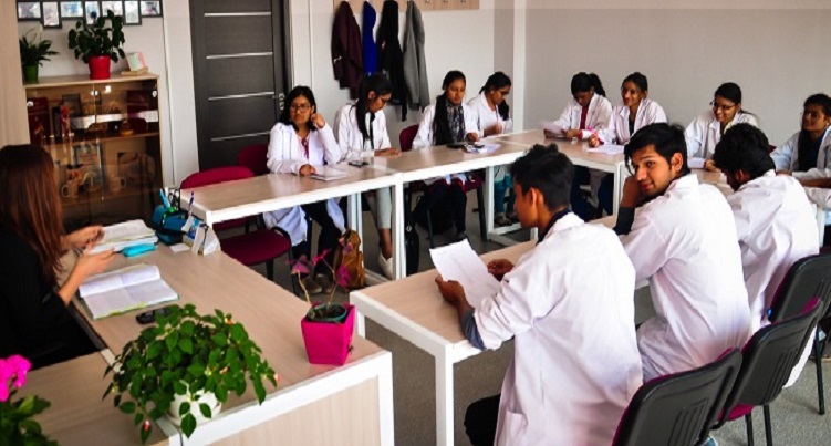 विदेशों में मेडिकल शिक्षा के क्षेत्र में तेजी से आ रहा है बदलाव, अब यह देश बना भरोसेमंद केंद्र