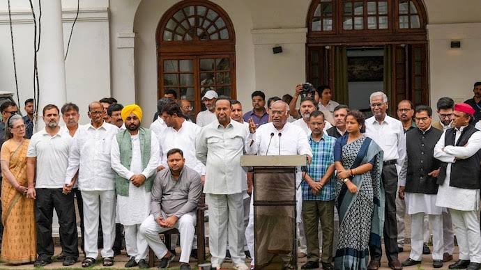 इंडिया गठबंधन के नेताओं की बैठक आज, संसद का विशेष सत्र बुलाने की मांग करेंगे: सूत्र