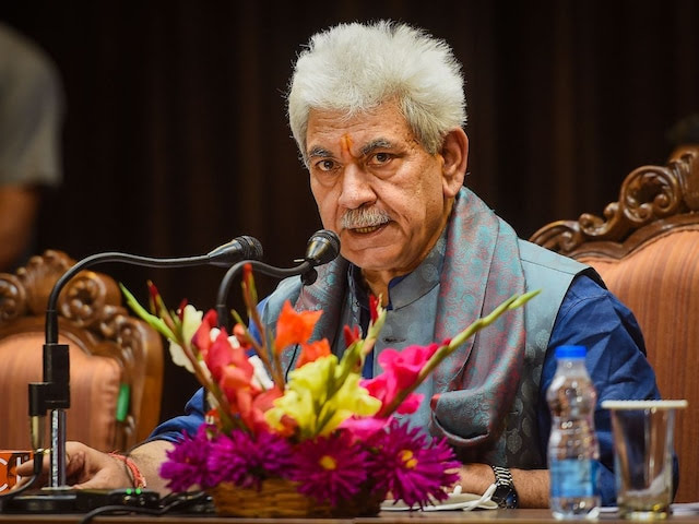 जम्मू-कश्मीर में 3 सरकारी कर्मचारी बर्खास्त, आतंकी संगठनों से संबंध होने का आरोप
