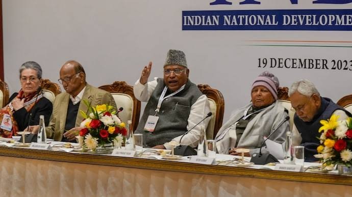 16 विपक्षी दलों ने पीएम को लिखा पत्र, संसद का विशेष सत्र बुलाने की अपील