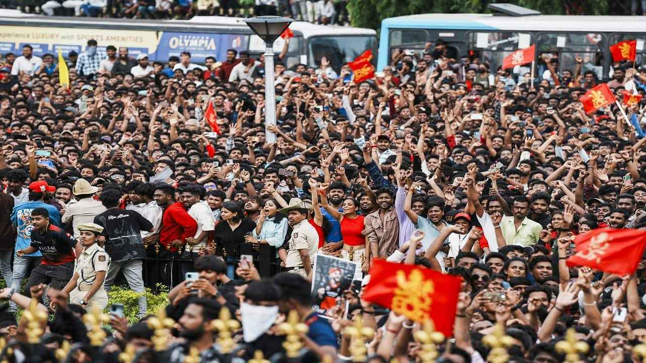बेंगलुरू क्रिकेट स्टेडियम के पास भगदड़ अत्यधिक भीड़ और मुफ्त पास के कारण हुई: पुलिस सूत्र