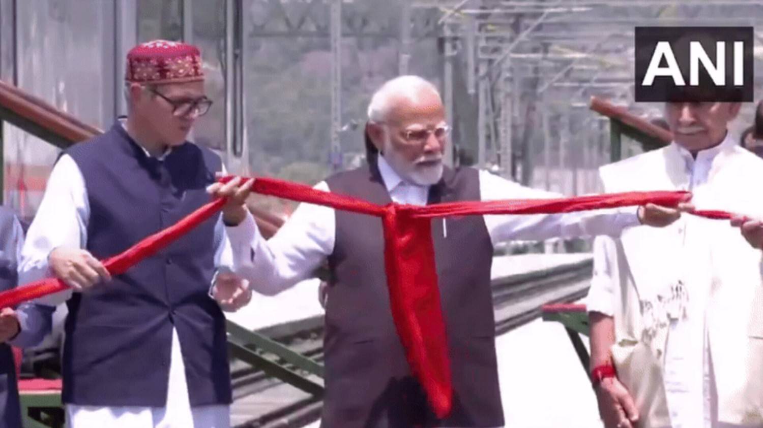 जम्मू-कश्मीर: पीएम मोदी ने रियासी में चिनाब और अंजी नदी पर बने दुनिया के सबसे ऊंचे रेलवे पुल का उद्घाटन किया