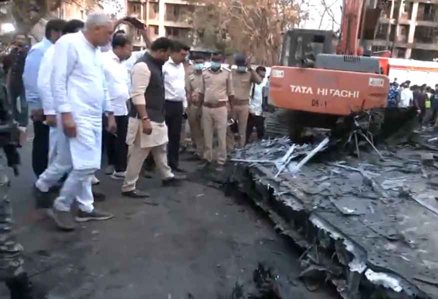 अहमदाबाद क्रैश: लंदन जा रही फ्लाइट में सवार थे 242 लोग, दुर्घटना स्थल पर पहुंचे नागरिक उड्डयन मंत्री, दिया अपडेट