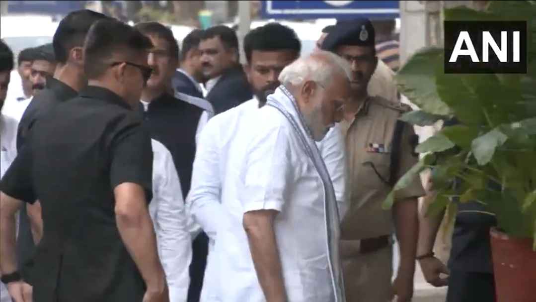 पीएम मोदी ने अहमदाबाद में विमान दुर्घटना स्थल का लिया जायज़ा, घायलों का हाल जानने अस्पताल भी पहुंचे