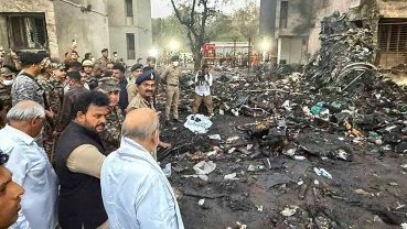 अहमदाबाद विमान हादसे में मृतकों की संख्या 274 पहुंची, 241 यात्री और 33 स्थानीय शामिल