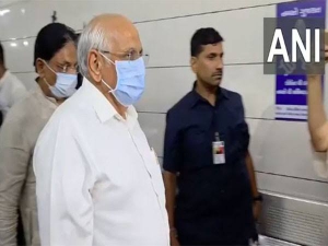 गुजरात के मुख्यमंत्री ने अस्पताल का दौरा किया, विमान दुर्घटना के पीड़ितों के परिजनों से मुलाकात की