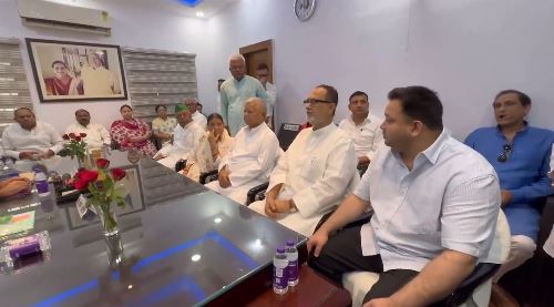 राबड़ी देवी के साथ राजद कार्यालय पहुंचे लालू यादव, राष्ट्रीय अध्यक्ष पद के लिए किया नामांकन