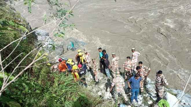 उत्तराखंड में बड़ा हादसा: तीर्थयात्रियों से भरा वाहन अलकनंदा नदी में गिरा, 2 की मौत, 10 लापता