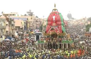 रथ यात्रा: पुरी में श्रद्धालुओं ने फिर से नए उत्साह के साथ रथ खींचना शुरू किया