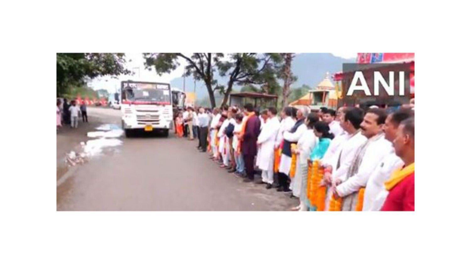 जम्मू-कश्मीर : उपराज्यपाल मनोज सिन्हा ने अमरनाथ यात्रा तीर्थयात्रियों के पहले जत्थे को हरी झंडी दिखाई
