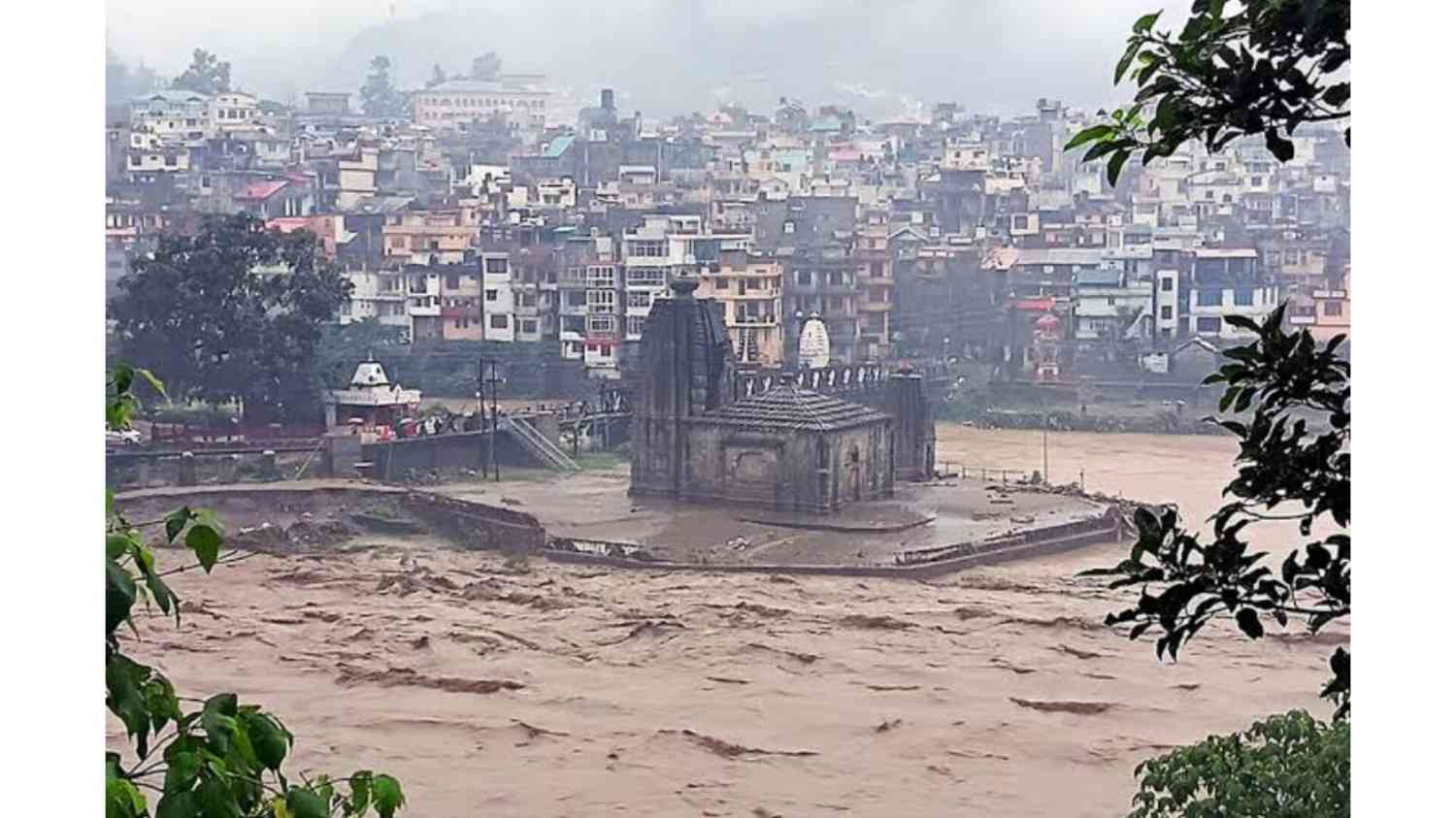 स्मार्ट सिटी बनाम मानसून: कंक्रीट के जंगलों में पानी की बगावत