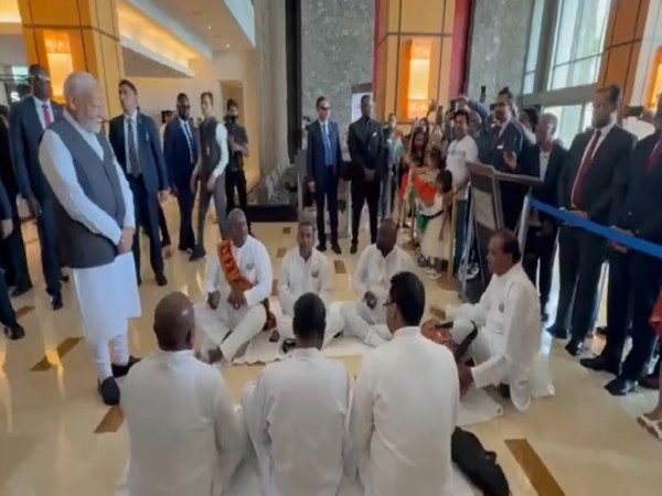 त्रिनिदाद एंड टोबैगो में पीएम मोदी का निराले अंदाज में स्वागत, एयरपोर्ट पर सुनाया भोजपुरी चौताल